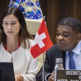 Maja Riniker avec le secrétaire général de l'UIP Martin Changing ce lundi à Genève. KEYSTONE/MAGALI GIRARDIN